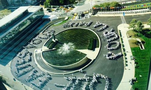 Trabajadores de la ONU protagonizan un "flashmob" por la paz en el mundo | Internacionales