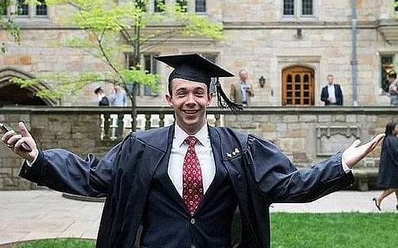 Hizo un trío, apuñaló a su amigo, y murió tras saltar de una ventana | Internacionales