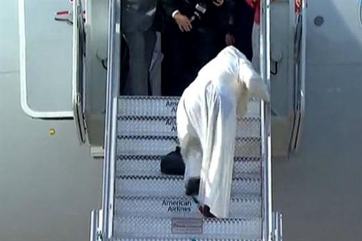 El tropezón del Papa al subir al avión | Internacionales