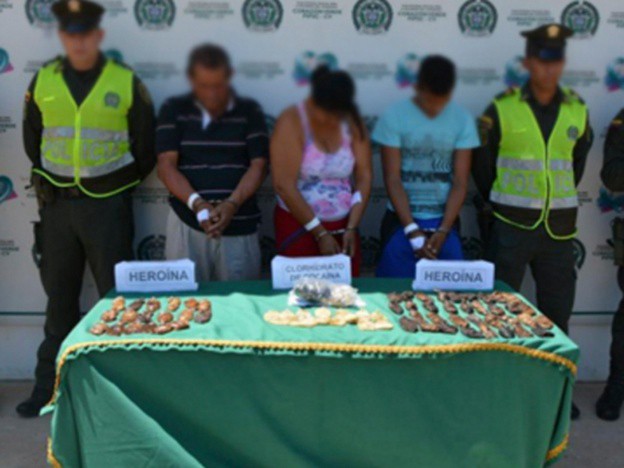 Detienen a una "familia mula" con 91 cápsulas de heroína y cocaína en el estómago | Internacionales