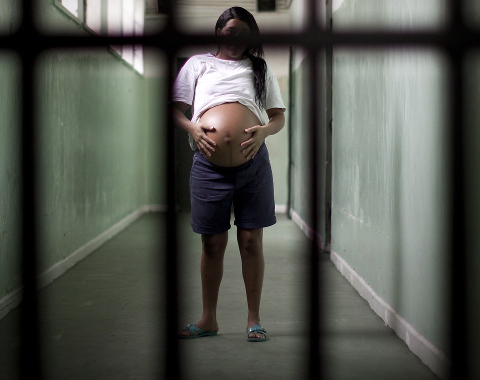 Castigan a una presa embarazada y debe dar a luz sin asistencia | Internacionales