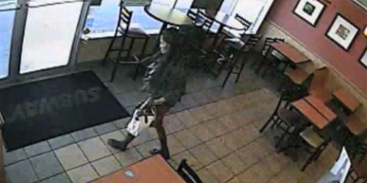 Video: dio a luz y abandonó al bebé en el baño de un local de comidas | Internacionales