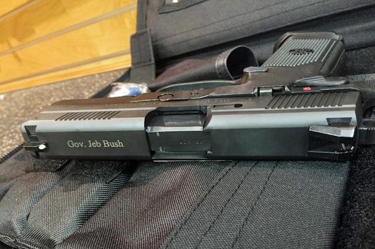 En busca de votos, candidato presidencial de Estados Unidos publicó una foto de su arma | Internacionales