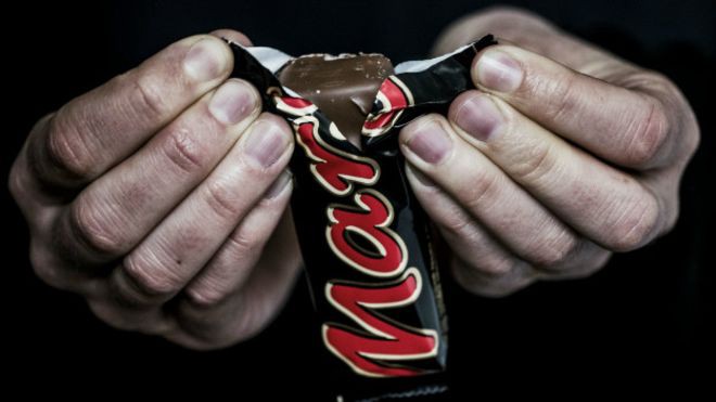 Mars retira productos del mercado en 55 países por plástico en chocolates | Internacionales