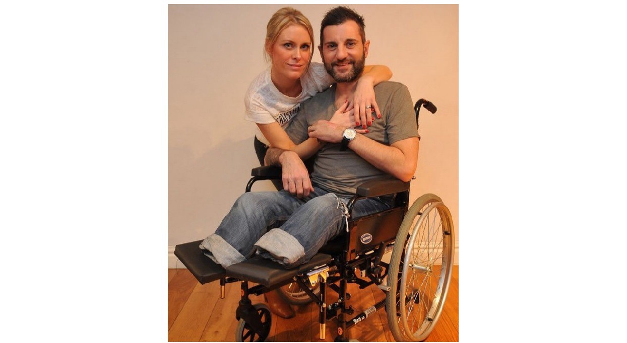 Un pasajero en silla de ruedas denuncia que Ryanair quería que se "arrastrara" hasta el avión | Internacionales