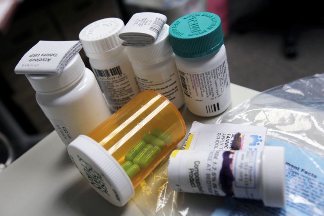 Hallaron a una mujer desmayada con sobredosis en el auto con su hijo de diez meses | Internacionales