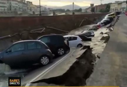 Se hundió una calle en Florencia y 20 autos quedaron atascados | Internacionales