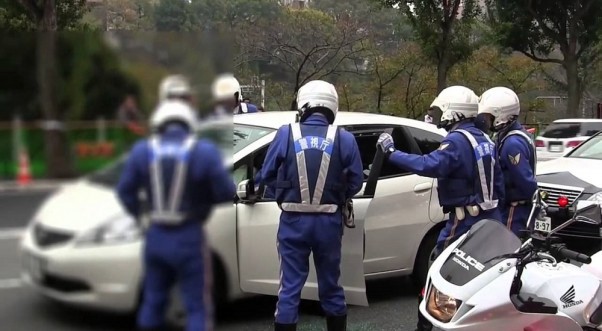 Detuvieron a una mujer que viajaba con sus hijos muertos en el auto | Internacionales