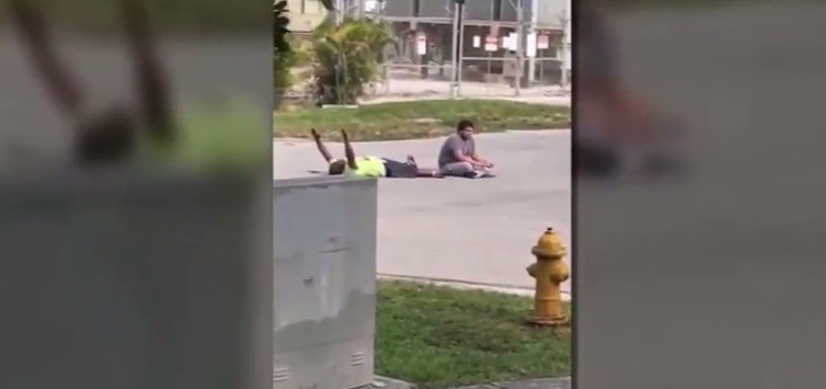 Hombre desarmado recibe disparo de la policía mientras ayudaba a un paciente con autismo | Internacionales