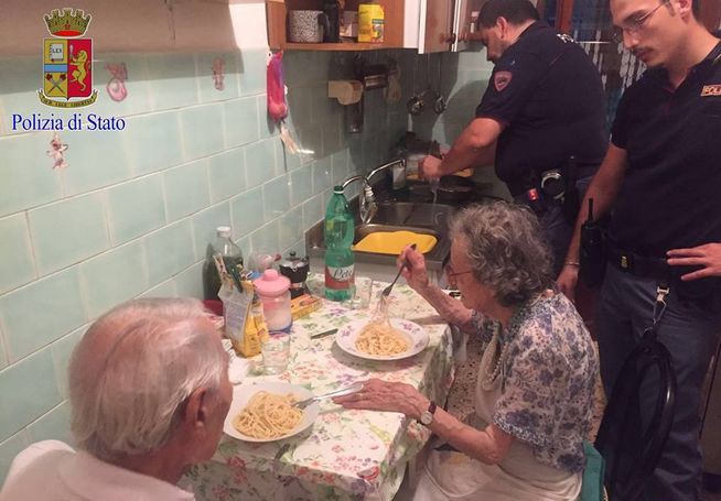 Policía italiana conmueve al mundo al acompañar y cocinarle a una pareja de ancianos | Internacionales