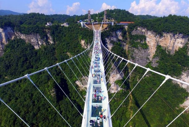 Inauguraron el puente colgante de vidrio más largo del mundo | Internacionales