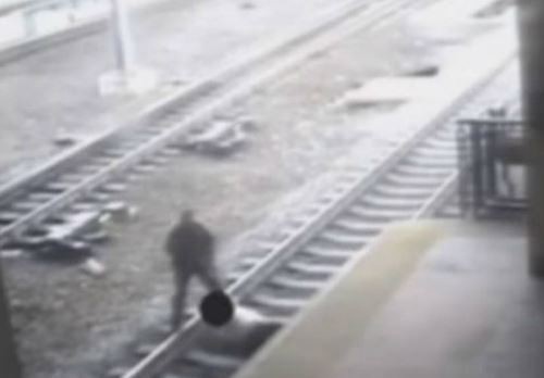 Policía salva a hombre justo antes de ser arrollado por un tren | Internacionales