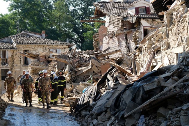 Italia estalla contra la revista Charlie Hebdo luego de esta viñeta sobre el terremoto | Internacionales