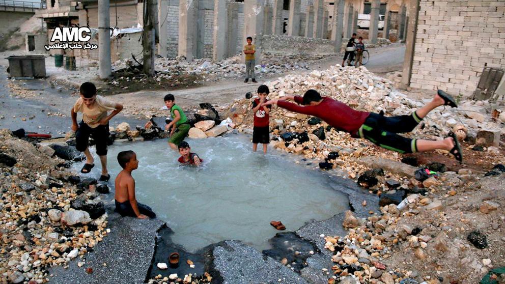 Fotos: chicos nadan en una "pileta" creada por una bomba en Siria | Internacionales