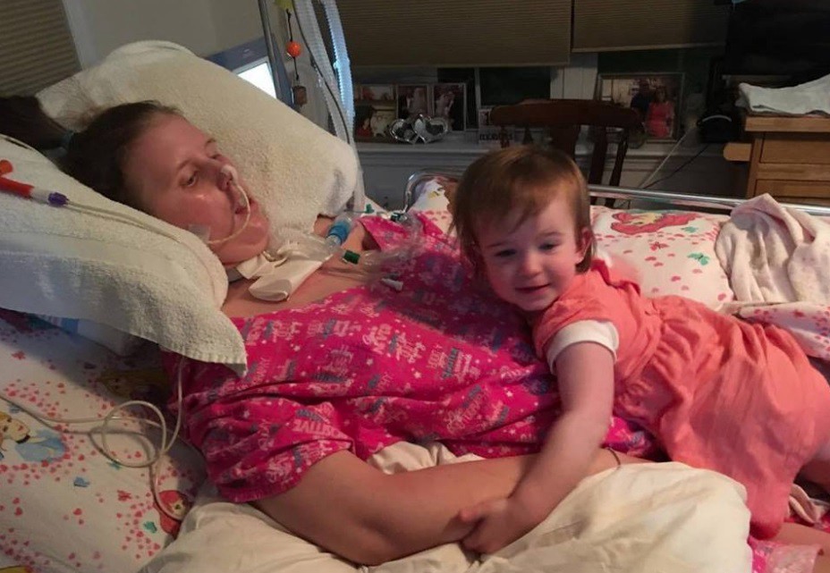 Murió la madre con esclerosis que inspiró a miles amamantando a su beba mientras luchaba contra la enfermedad | Internacionales