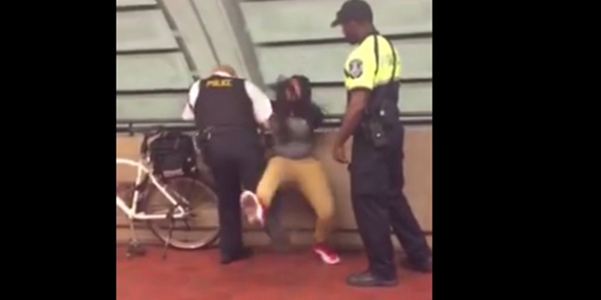 Polémica en EE.UU. por el brutal arresto de una joven que ingresó con comida al subte | Internacionales