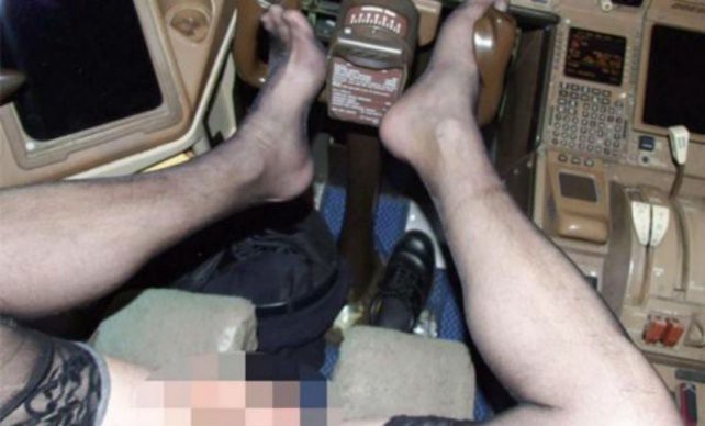 Piloto se desnudó en pleno vuelo para tomarse selfies y mirar revistas pornográficas | Internacionales
