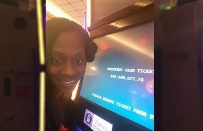 Ganó 43 millones de dólares en una máquina tragamonedas y le cambian el premio por una cena | Internacionales