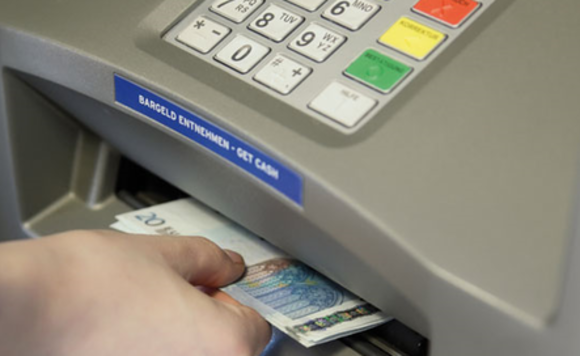 Hackers atacaron varios cajeros automáticos y los programaron para arrojar dinero | Internacionales