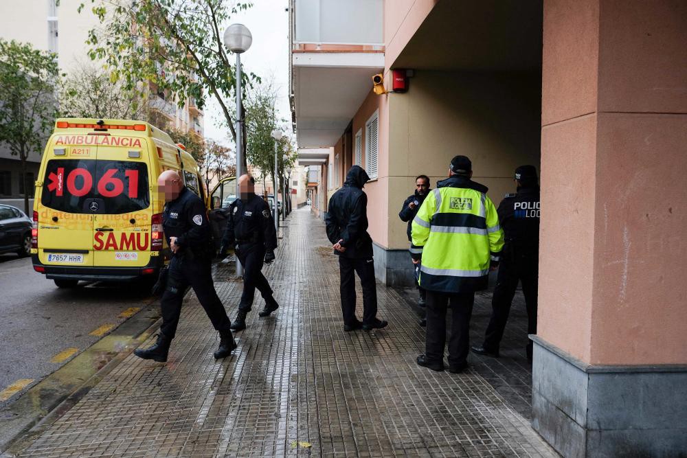 Tres chicos salieron a pedir comida y ayuda tras convivir durante varios días con el cadáver de su madre | Internacionales