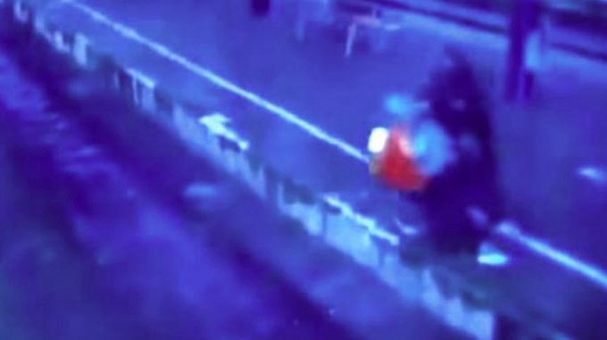 Empujó a una mujer en silla de ruedas a las vías del tren | Internacionales