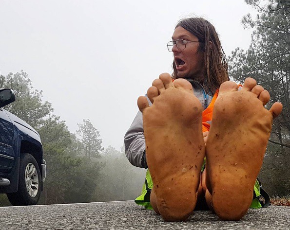 Activista que caminaba descalzo por Estados Unidos murió atropellado por un auto | Internacionales