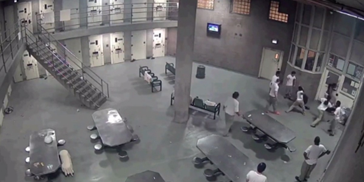 Brutal golpiza de un grupo de presos a dos policías en EE.UU. | Internacionales