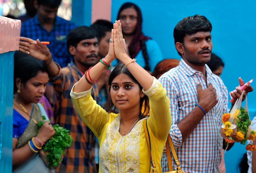 Autoridades en la India regalan palas a las mujeres para que se defiendan de sus esposos | Internacionales