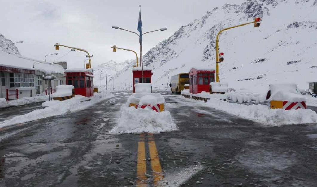 Rescataron a un mochilero que casi se asfixia por los gases de los autos del túnel Cristo Redentor | Internacionales