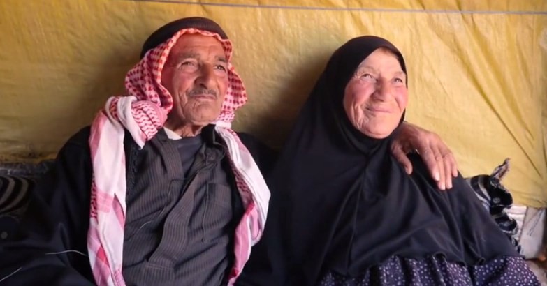 La historia de amor de un matrimonio sirio que están juntos hace 65 años y viven en un campo de refugiados | Internacionales