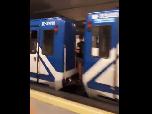 Un chico perdió sus piernas por viajar entre vagones del metro de Madrid | Internacionales