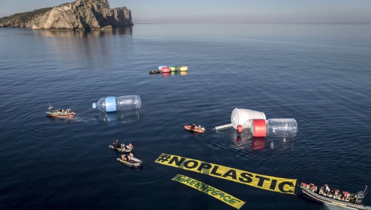 "Menos plásticos, más Mediterráneo", la impactante campaña de Greenpeace en medio del mar | Internacionales