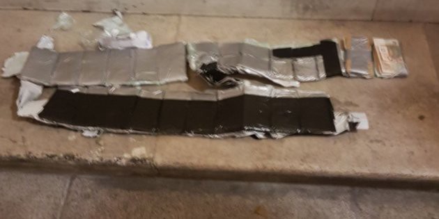 Pensaron que llevaba un cinturón lleno de explosivos pero lo que le encontraron los dejó sin habla | Internacionales