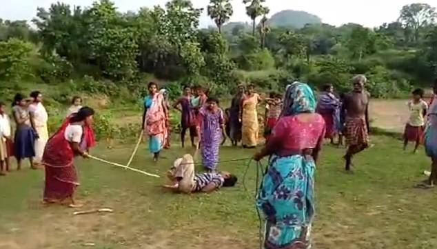 Un grupo de mujeres atrapó, ató y golpeó a un presunto violador de niños en la India | Internacionales