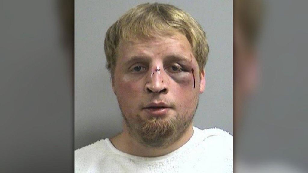 El padre de un bebé agredido sexualmente, le pega una paliza al violador antes de su detención | Internacionales