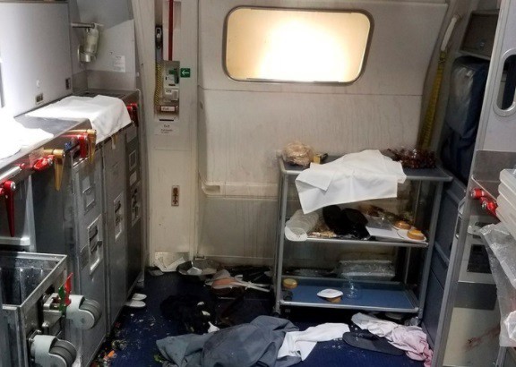 Un pasajero intentó abrir la puerta de un avión y una azafata le partió una botella en la cabeza | Internacionales