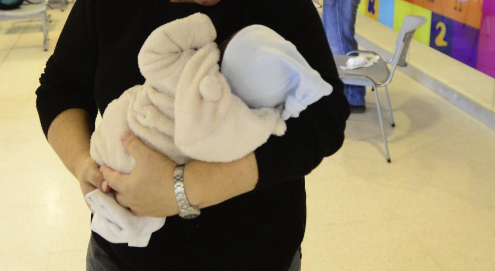 Un padre no soportaba el llanto de su bebé, lo apretó fuerte y le fisuró 20 costillas | Internacionales