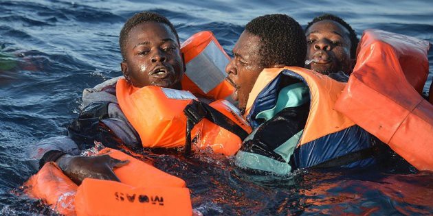 "La nave del odio": grupo de ultraderecha alquiló un barco para "hundir" embarcaciones de migrantes en el Mediterráneo | Internacionales