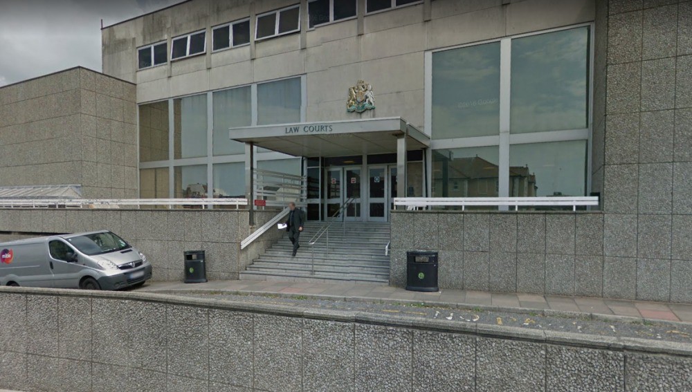 Horror en Inglaterra: un chico de 13 años violó a su hermanastra de 4 y la sobornó con caramelos para que no cuente nada | Internacionales