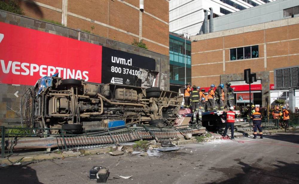 Un camión cargado de materiales de construcción se incrustó en un shopping en Viña del Mar | Internacionales