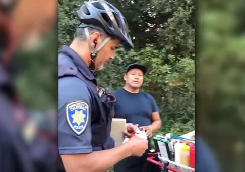 La policía le decomisó la mercadería y lo multó, pero la solidaridad fue más fuerte | Internacionales