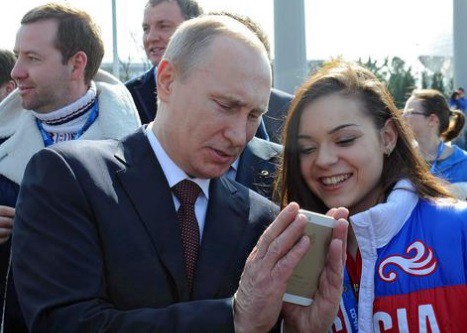 Un iPhone bañado en oro para festejar el cumpleaños de Vladimir Putin | Internacionales