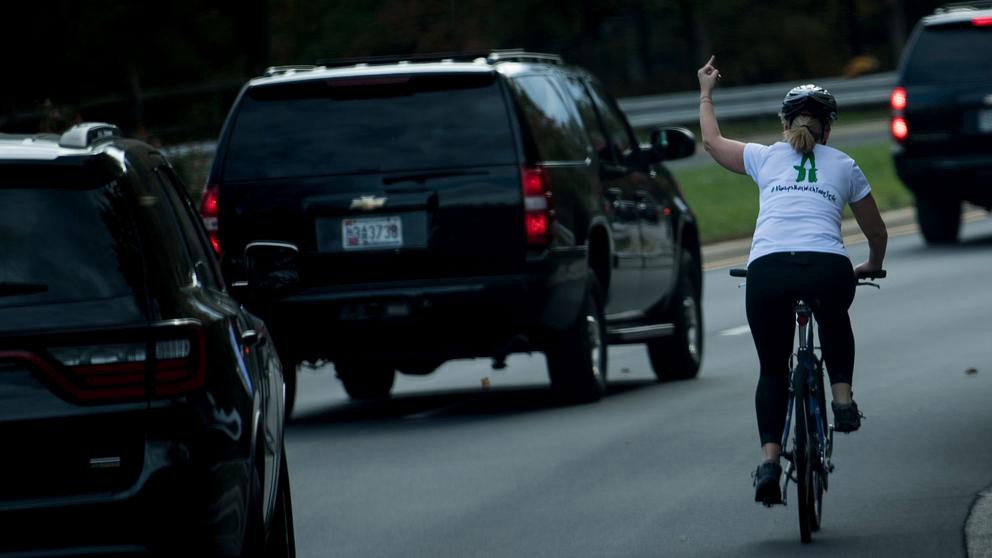 La despidieron por un gesto obsceno a Trump y le regalan 100 mil dólares | Internacionales