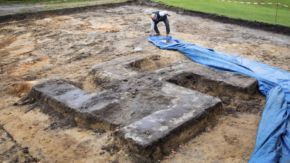 Misterio en Alemania: hallaron una esvástica gigante enterrada en una cancha de fútbol | Internacionales