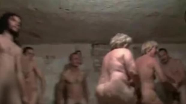 Polémica por un video con personas jugando desnudas dentro de una cámara de gas | Internacionales