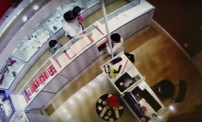 Video: usaron a sus hijos para robar en una joyería | Internacionales