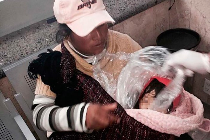 México: una mujer intentó viajar en micro con su hijo muerto de 5 años envuelto en bolsas | Internacionales