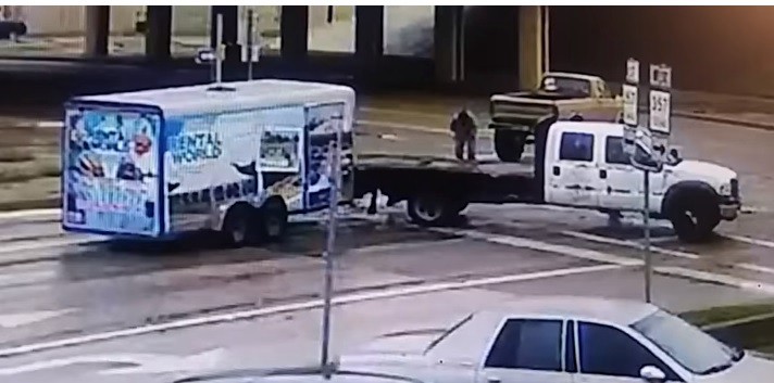 Sufrió dos choques con segundos de diferencia y salió caminando | Internacionales