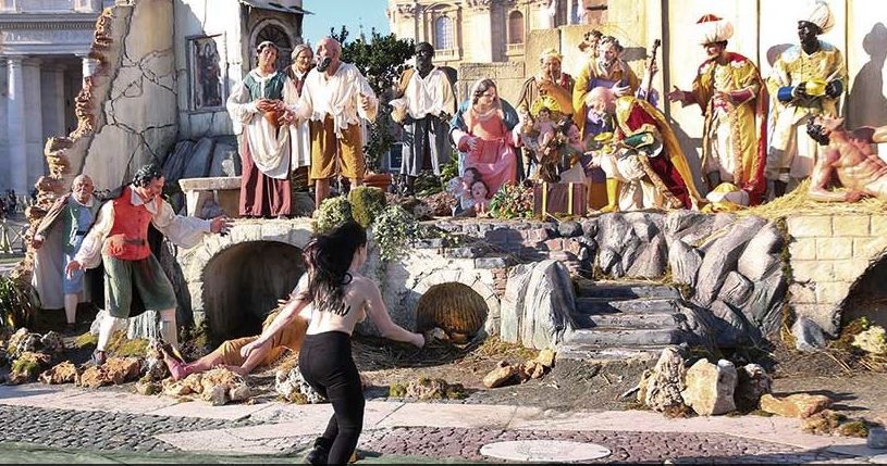 Activista semidesnuda trató de llevarse al niño Jesús del pesebre del Vaticano | Internacionales