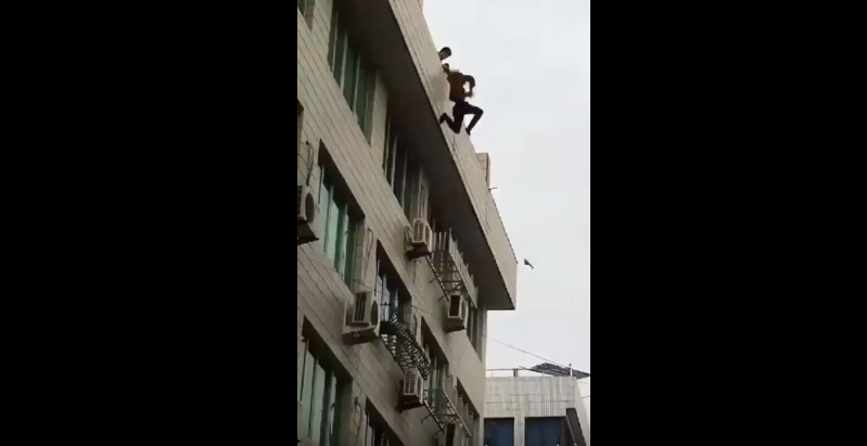 Video: bomberos rescatan a un joven que intenta suicidarse después de ser dejado por su novia | Internacionales